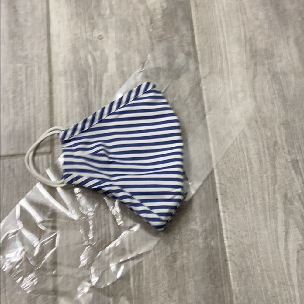 Madewell stain resistant mask with filter … - Picture 4 of 12